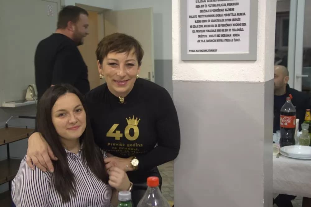Supruzi Danijeli za rođendan kupio prikolicu za prijevoz drveta