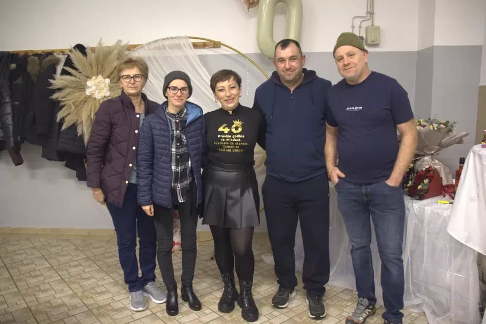 Supruzi Danijeli za rođendan kupio prikolicu za prijevoz drveta