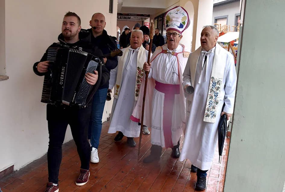 Mirisi kestena i zvuci tamburice privukli Požežane i njihove goste na tradicionalnu manifestaciju Okuse jeseni
