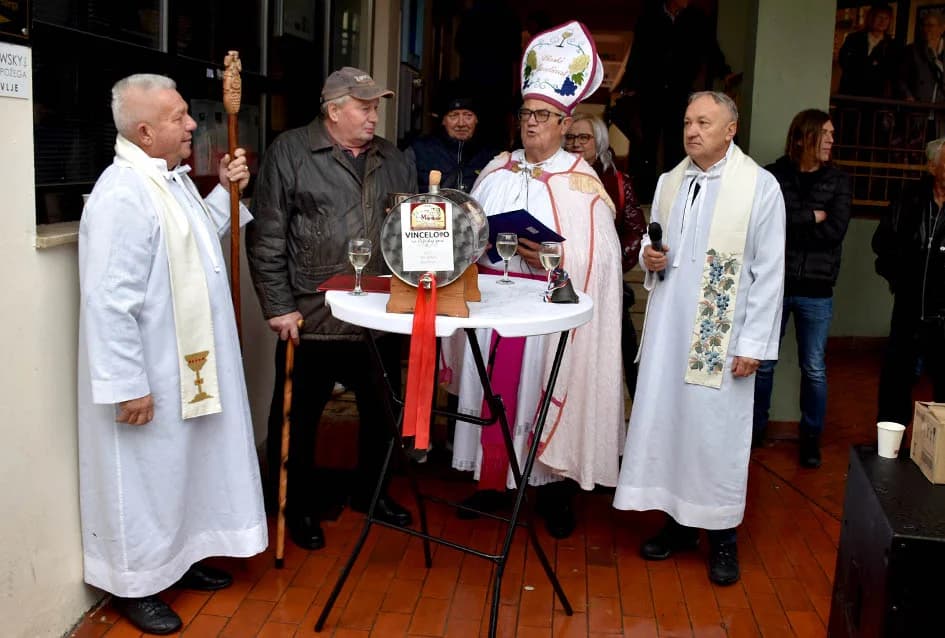 Mirisi kestena i zvuci tamburice privukli Požežane i njihove goste na tradicionalnu manifestaciju Okuse jeseni