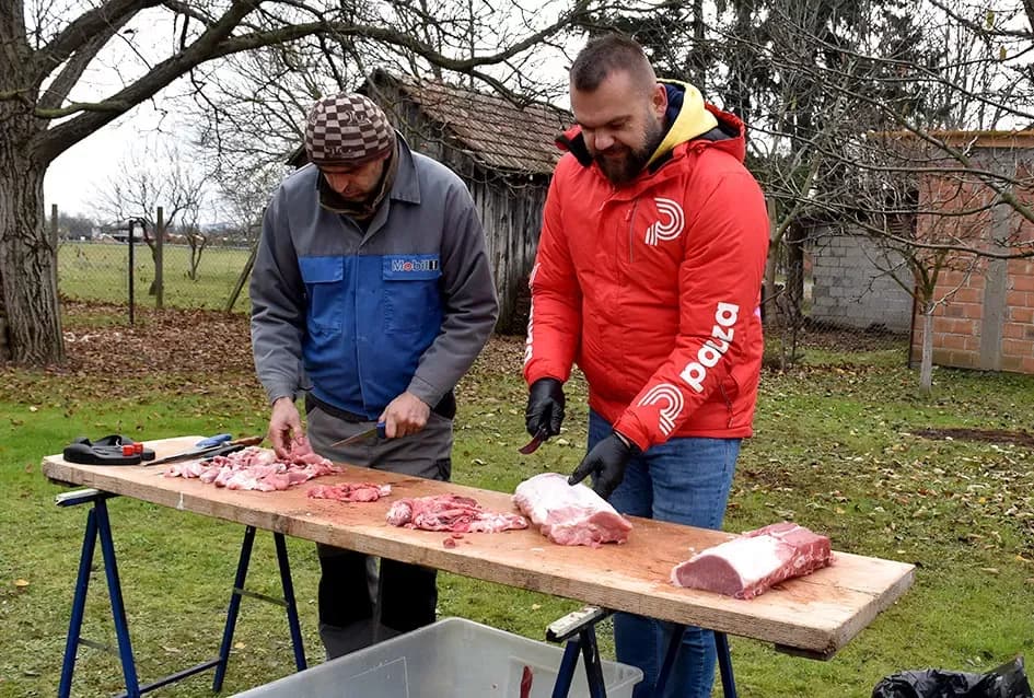 Slavonska tradicija živi u Alilovcima: Kolinje okupilo obitelj Ciganović