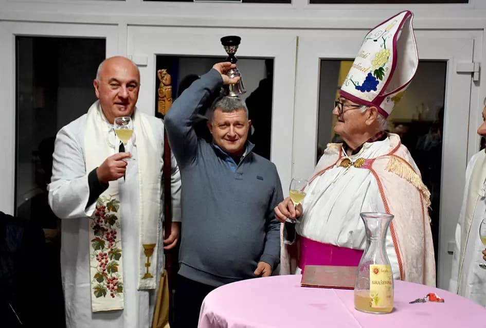 Veselo Martinje kod Anke i Branka Šutala: Bauer krstio mošt, Hodak novi kum
