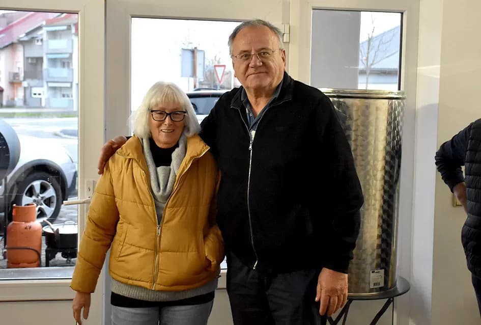 Veselo Martinje kod Anke i Branka Šutala: Bauer krstio mošt, Hodak novi kum