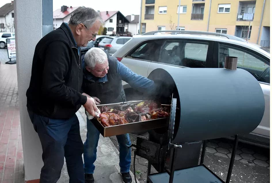 Veselo Martinje kod Anke i Branka Šutala: Bauer krstio mošt, Hodak novi kum