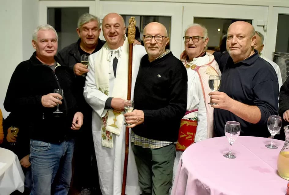 Veselo Martinje kod Anke i Branka Šutala: Bauer krstio mošt, Hodak novi kum