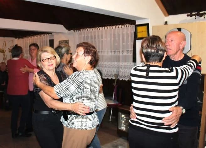 Pjesmom i plesom proslavili Martinje
