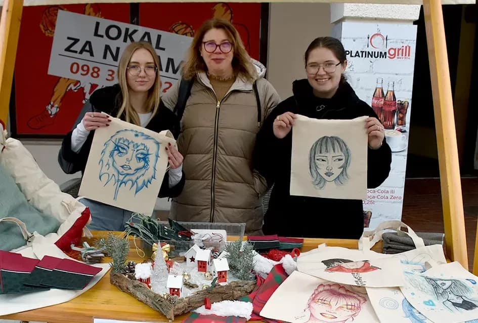 Kreativne maturantice iz Požege osvajaju prolaznike unikatnim torbama za svoj maturalac