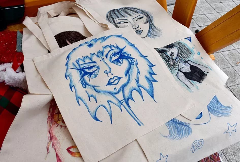 Kreativne maturantice iz Požege osvajaju prolaznike unikatnim torbama za svoj maturalac