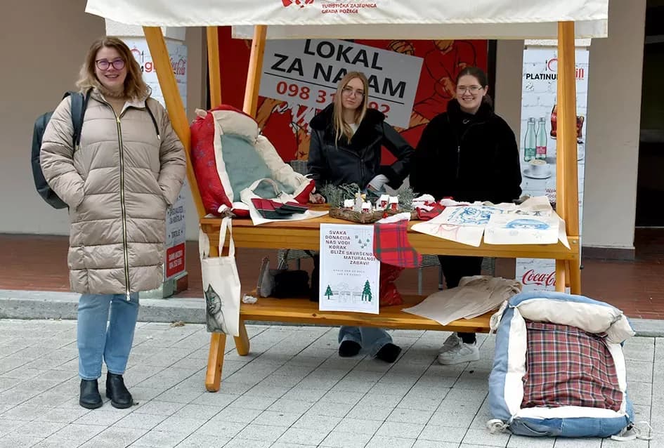 Kreativne maturantice iz Požege osvajaju prolaznike unikatnim torbama za svoj maturalac