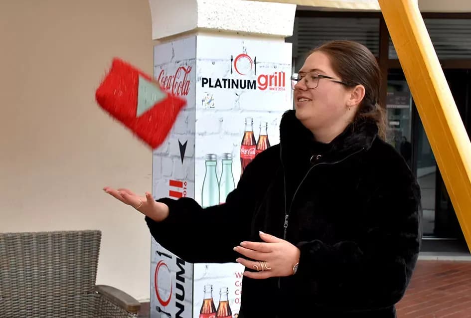 Kreativne maturantice iz Požege osvajaju prolaznike unikatnim torbama za svoj maturalac