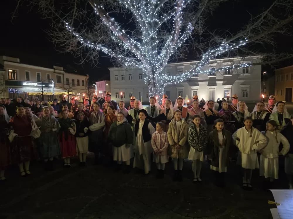 Toplina adventskog svjetla obasjala Trg sv. Terezije Avilske
