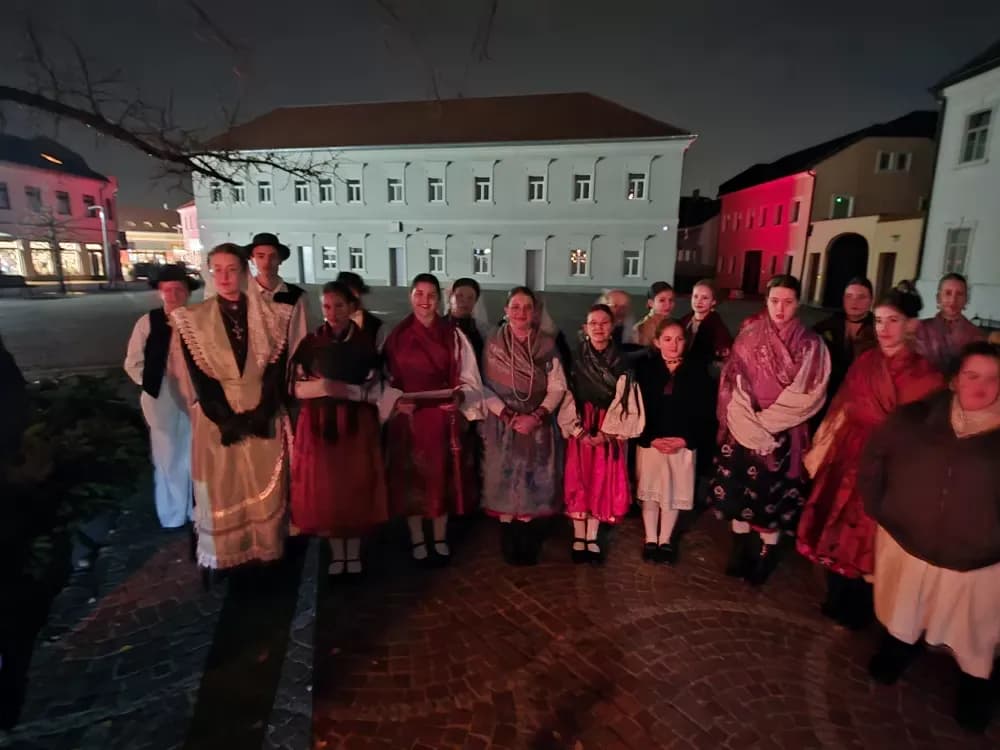 Toplina adventskog svjetla obasjala Trg sv. Terezije Avilske
