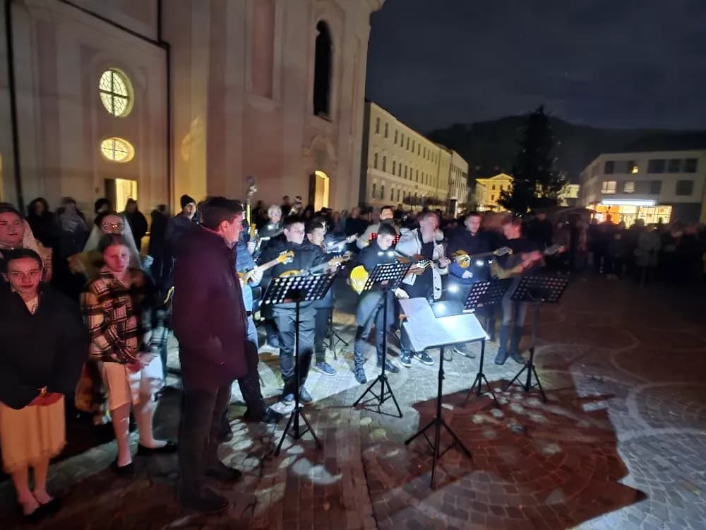 Toplina adventskog svjetla obasjala Trg sv. Terezije Avilske