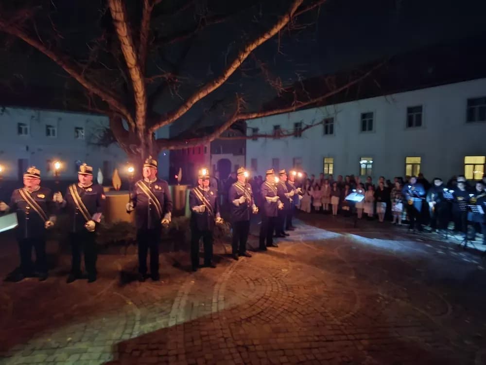 Toplina adventskog svjetla obasjala Trg sv. Terezije Avilske