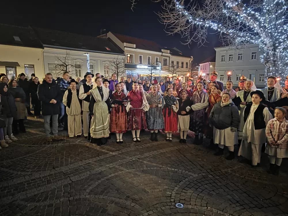 Toplina adventskog svjetla obasjala Trg sv. Terezije Avilske