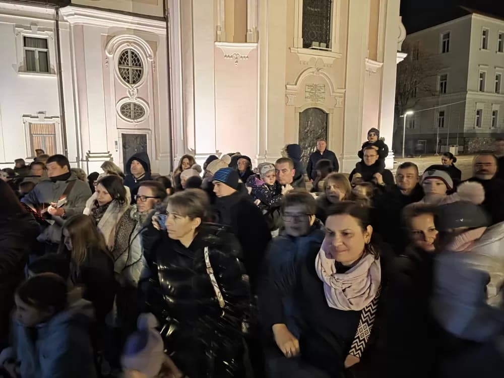 Toplina adventskog svjetla obasjala Trg sv. Terezije Avilske