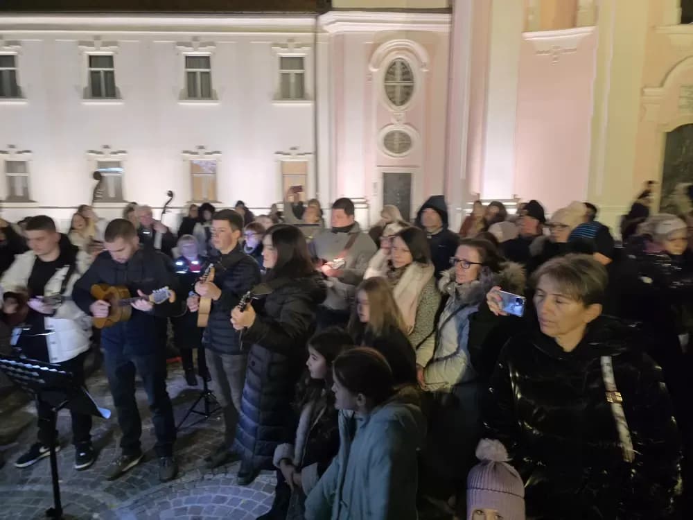 Toplina adventskog svjetla obasjala Trg sv. Terezije Avilske