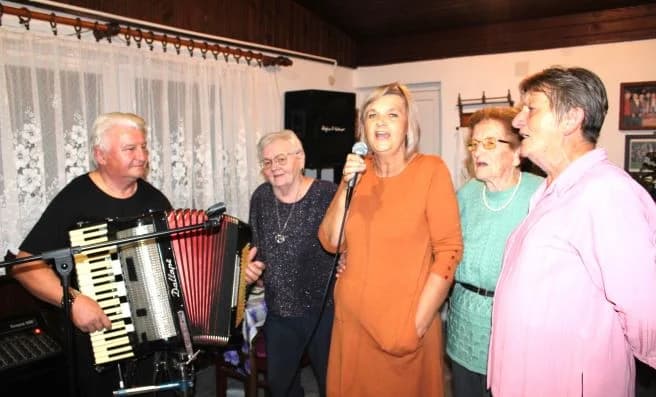 Pjesmom i plesom proslavili Martinje
