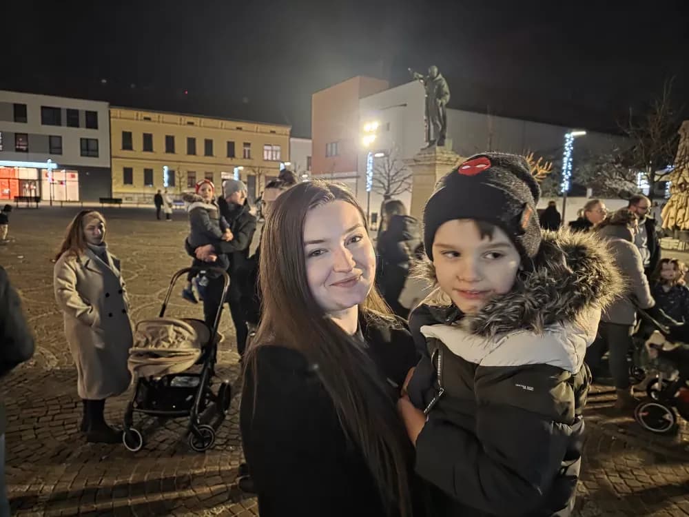Toplina adventskog svjetla obasjala Trg sv. Terezije Avilske