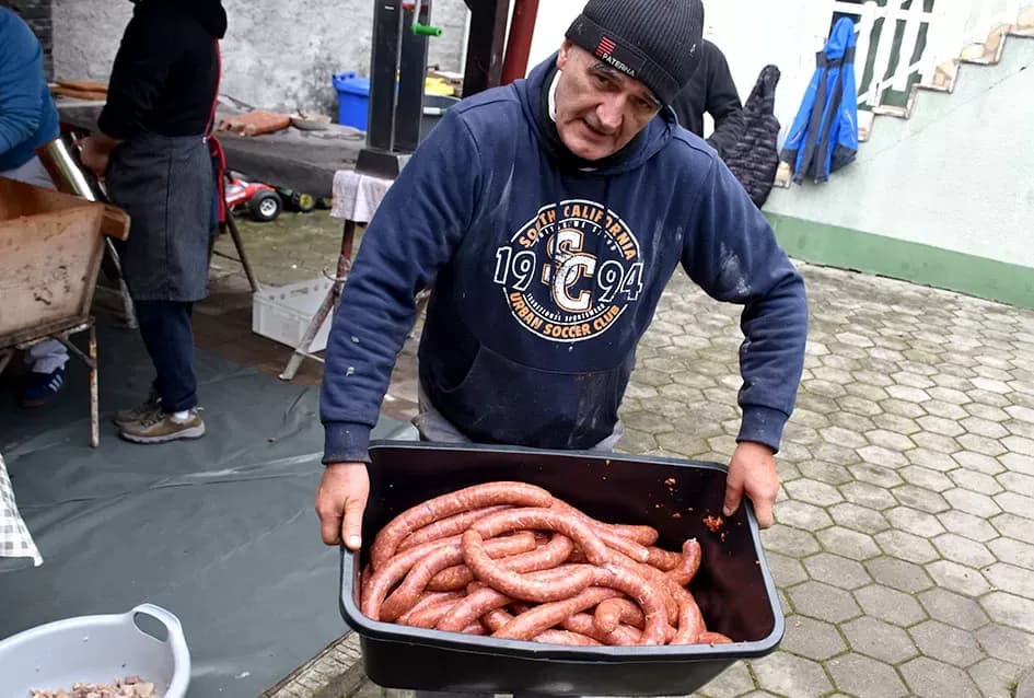 Bosanska duša i slavonska tradicija: Kolinje u Požegi spojilo prognanike i starosjedioce u proslavi zajedništva