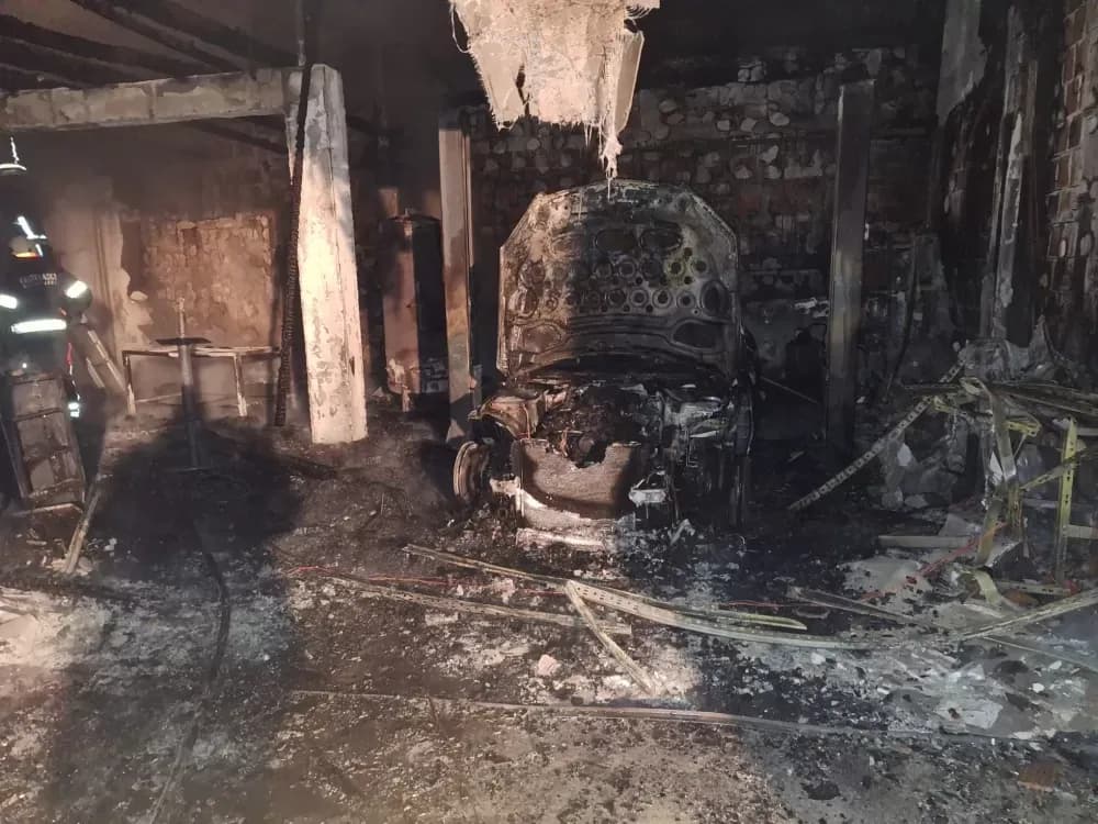 Noćna drama u Kutjevu: Požar uništio garažu, vozilo, motocikl...kuću spasili vatrogasci
