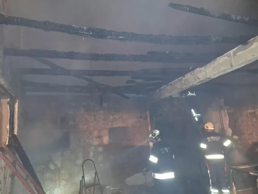 Noćna drama u Kutjevu: Požar uništio garažu, vozilo, motocikl...kuću spasili vatrogasci