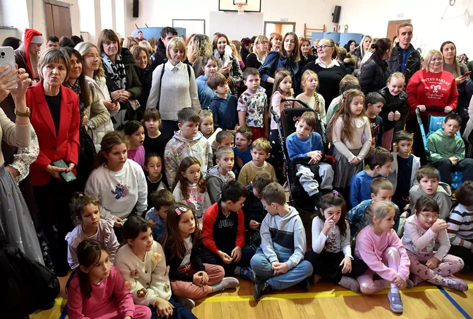 Toplina koja spaja: OŠ Julija Kempfa ponovno dirnula srca svojom blagdanskom izložbom „Prilika za sve“