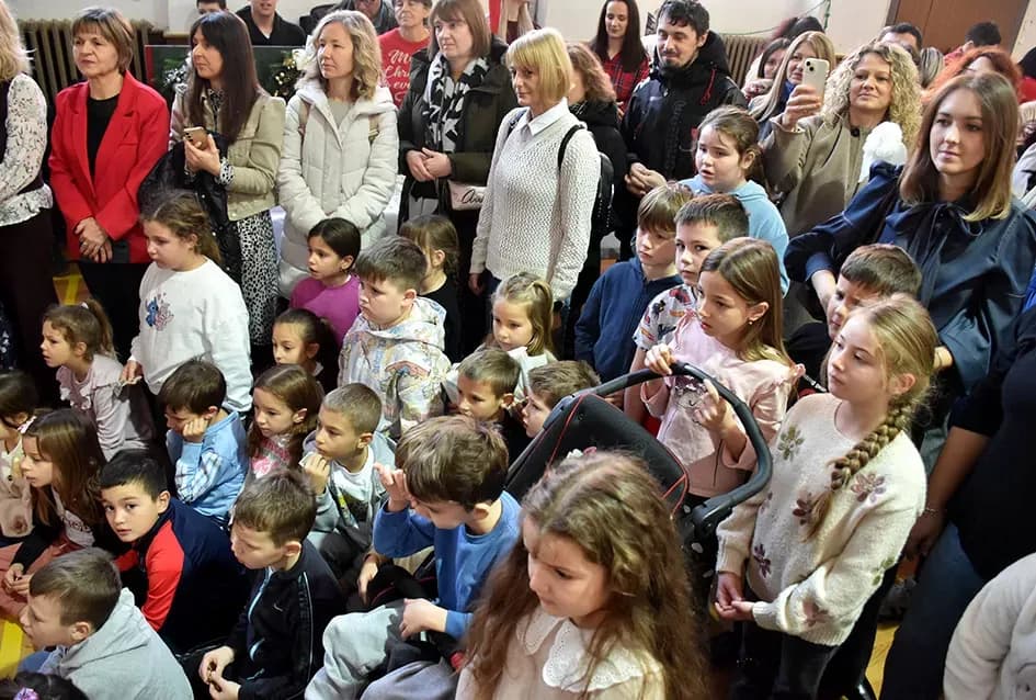 Toplina koja spaja: OŠ Julija Kempfa ponovno dirnula srca svojom blagdanskom izložbom „Prilika za sve“
