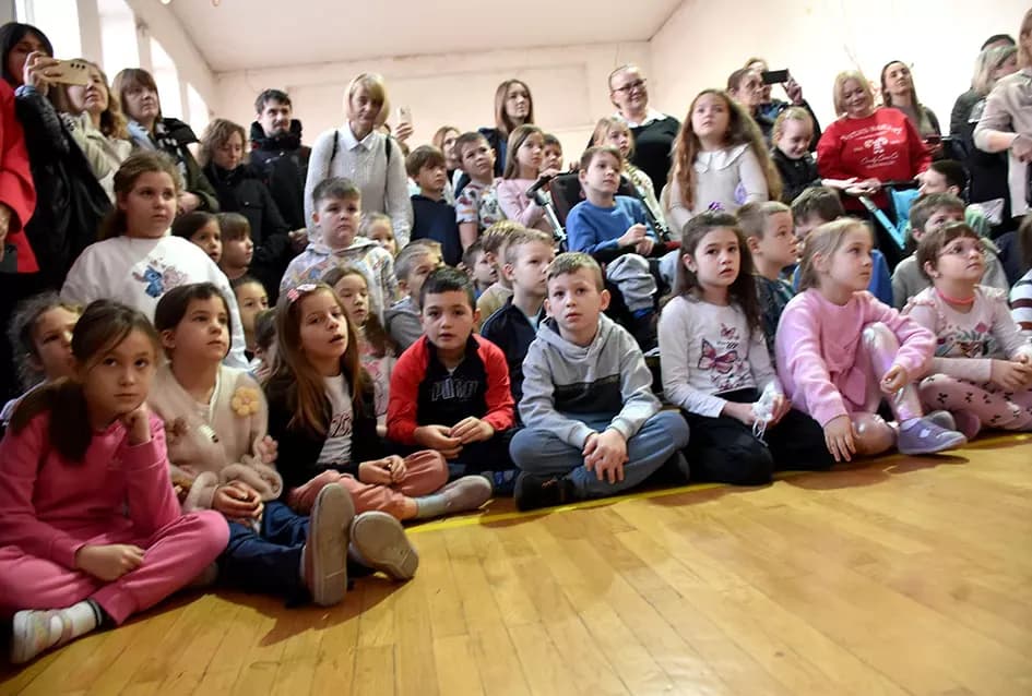 Toplina koja spaja: OŠ Julija Kempfa ponovno dirnula srca svojom blagdanskom izložbom „Prilika za sve“