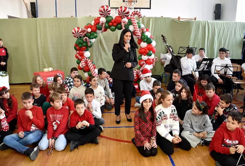 Toplina koja spaja: OŠ Julija Kempfa ponovno dirnula srca svojom blagdanskom izložbom „Prilika za sve“