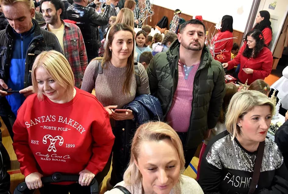 Toplina koja spaja: OŠ Julija Kempfa ponovno dirnula srca svojom blagdanskom izložbom „Prilika za sve“