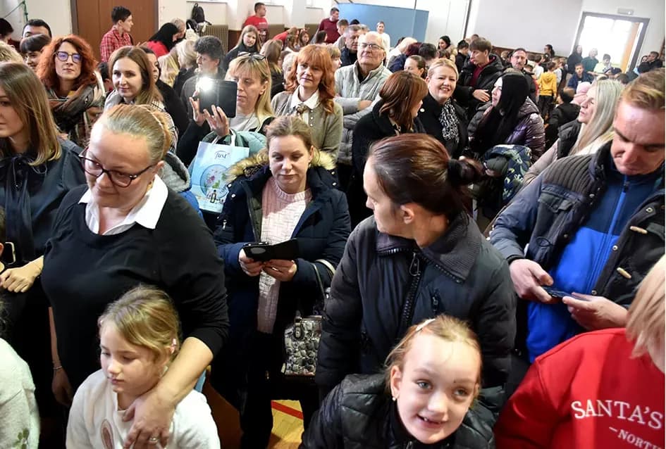 Toplina koja spaja: OŠ Julija Kempfa ponovno dirnula srca svojom blagdanskom izložbom „Prilika za sve“