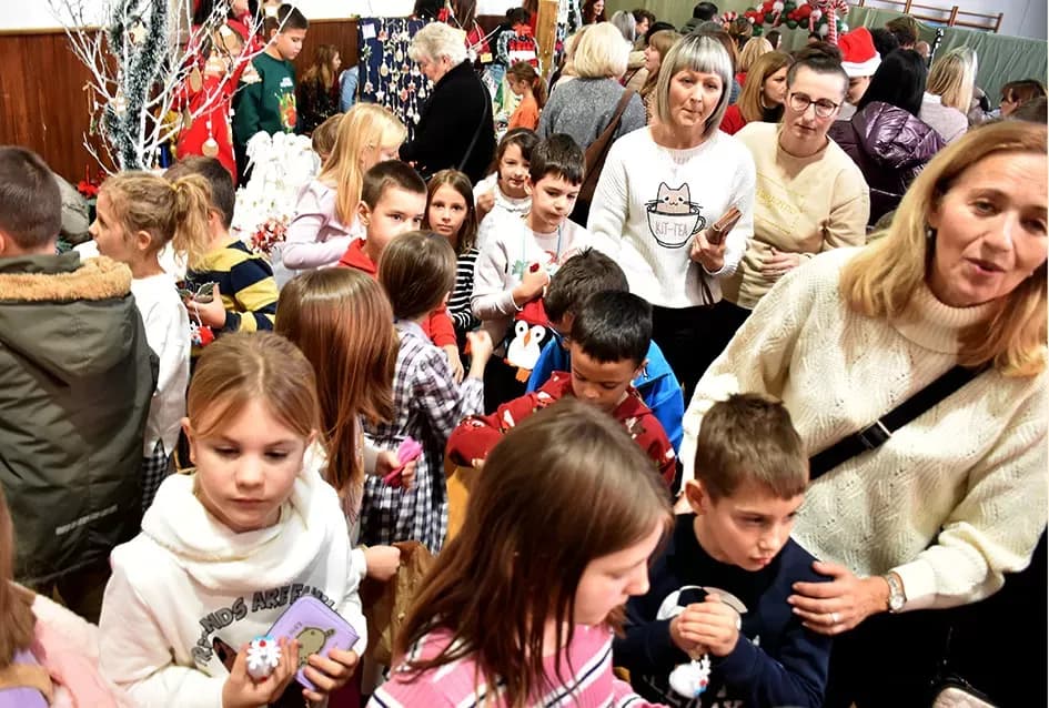 Toplina koja spaja: OŠ Julija Kempfa ponovno dirnula srca svojom blagdanskom izložbom „Prilika za sve“