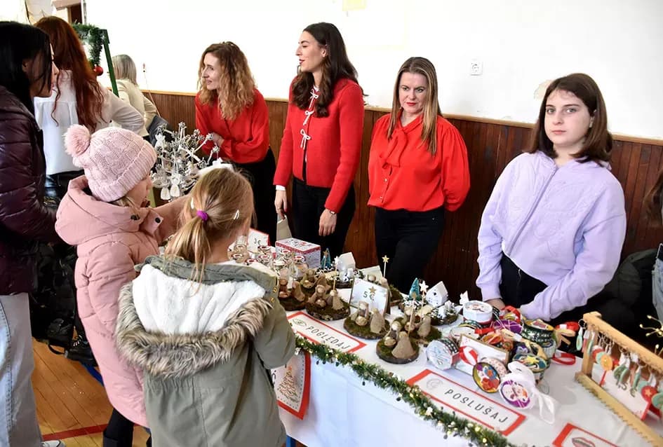 Toplina koja spaja: OŠ Julija Kempfa ponovno dirnula srca svojom blagdanskom izložbom „Prilika za sve“