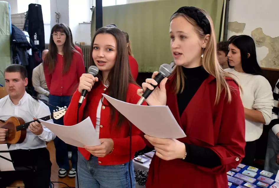 Toplina koja spaja: OŠ Julija Kempfa ponovno dirnula srca svojom blagdanskom izložbom „Prilika za sve“