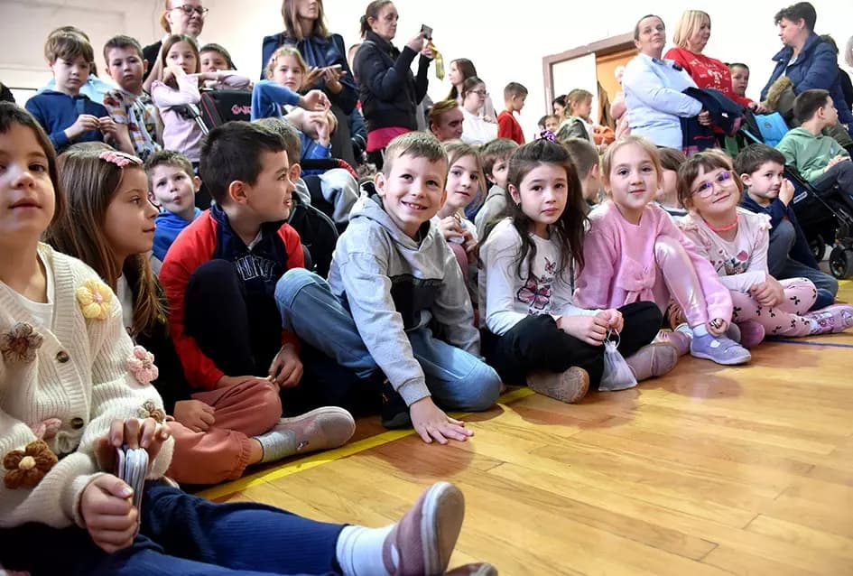 Toplina koja spaja: OŠ Julija Kempfa ponovno dirnula srca svojom blagdanskom izložbom „Prilika za sve“