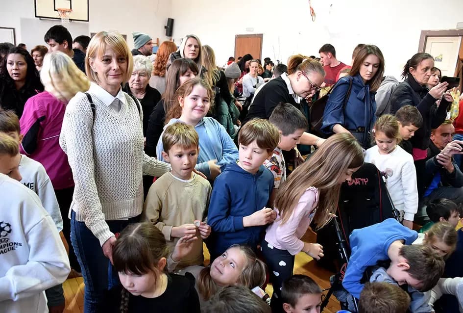 Toplina koja spaja: OŠ Julija Kempfa ponovno dirnula srca svojom blagdanskom izložbom „Prilika za sve“