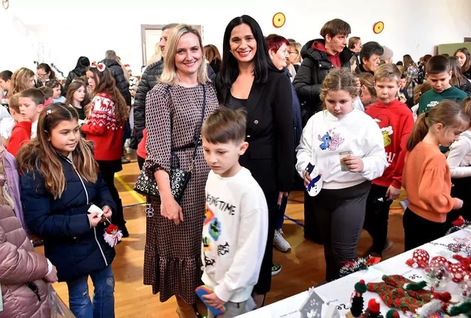 Toplina koja spaja: OŠ Julija Kempfa ponovno dirnula srca svojom blagdanskom izložbom „Prilika za sve“