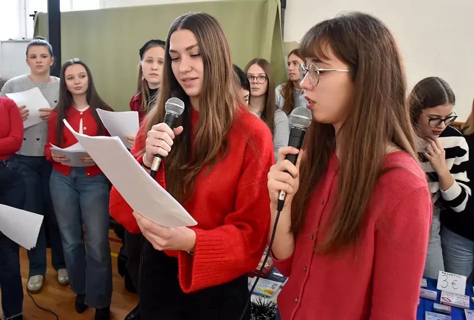 Toplina koja spaja: OŠ Julija Kempfa ponovno dirnula srca svojom blagdanskom izložbom „Prilika za sve“