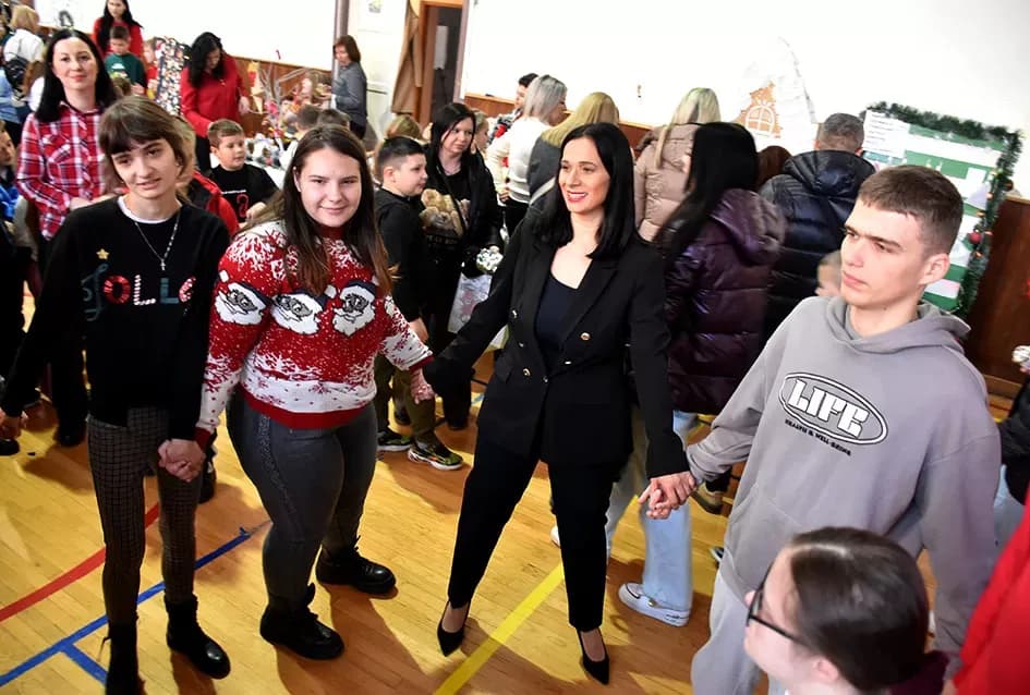 Toplina koja spaja: OŠ Julija Kempfa ponovno dirnula srca svojom blagdanskom izložbom „Prilika za sve“