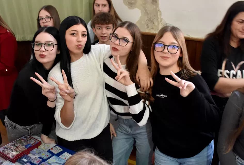 Toplina koja spaja: OŠ Julija Kempfa ponovno dirnula srca svojom blagdanskom izložbom „Prilika za sve“