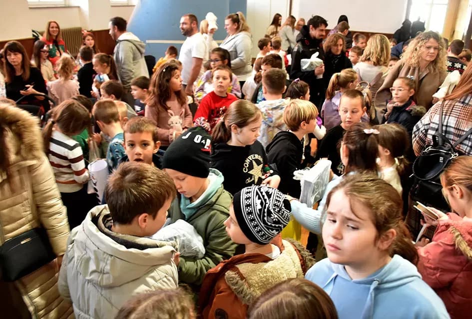 Toplina koja spaja: OŠ Julija Kempfa ponovno dirnula srca svojom blagdanskom izložbom „Prilika za sve“