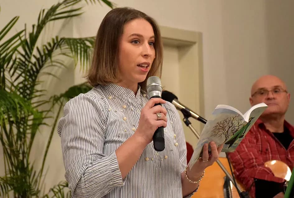 Inspirativna večer u Požegi: Predstavljena nova zbirka pjesama i izložba makramea Slavice Šperande