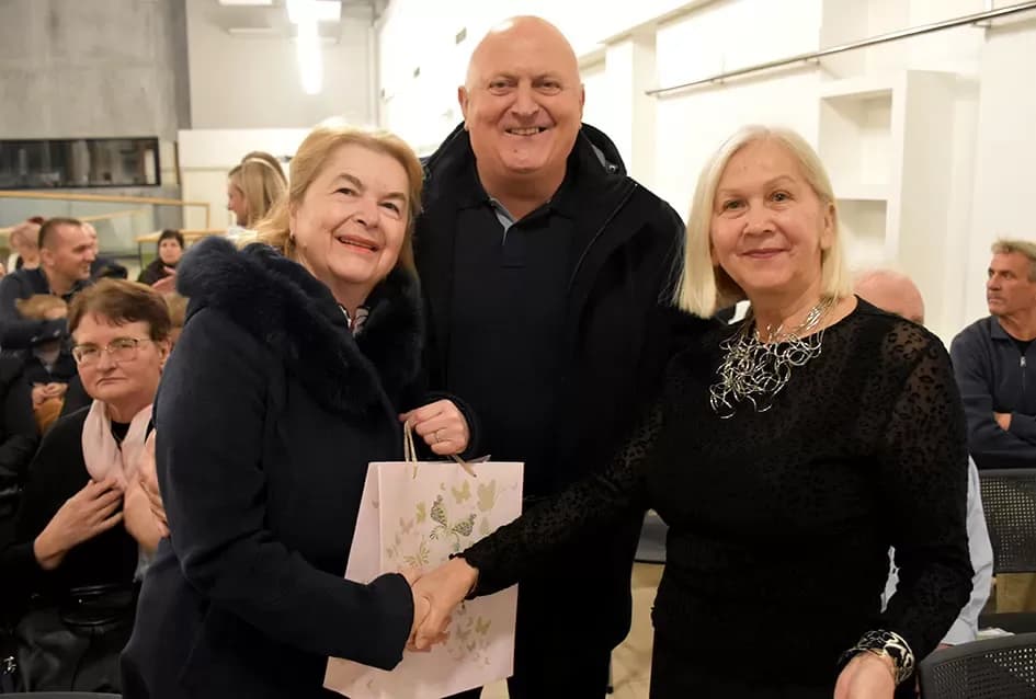 Inspirativna večer u Požegi: Predstavljena nova zbirka pjesama i izložba makramea Slavice Šperande