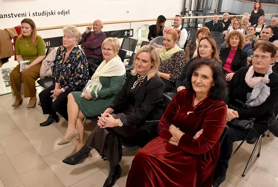Inspirativna večer u Požegi: Predstavljena nova zbirka pjesama i izložba makramea Slavice Šperande