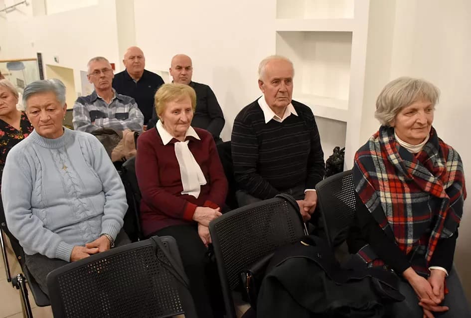 Inspirativna večer u Požegi: Predstavljena nova zbirka pjesama i izložba makramea Slavice Šperande