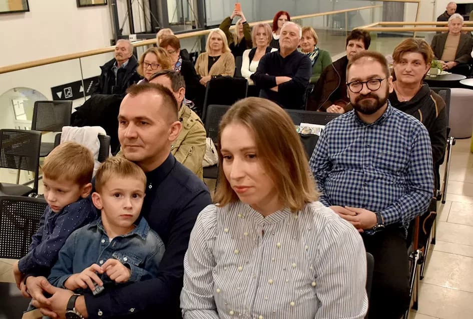 Inspirativna večer u Požegi: Predstavljena nova zbirka pjesama i izložba makramea Slavice Šperande