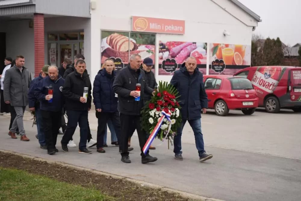 Polaganjem vijenaca i svečanom misom započelo obilježavanje Dana Općine Jakšić