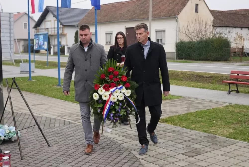 Polaganjem vijenaca i svečanom misom započelo obilježavanje Dana Općine Jakšić