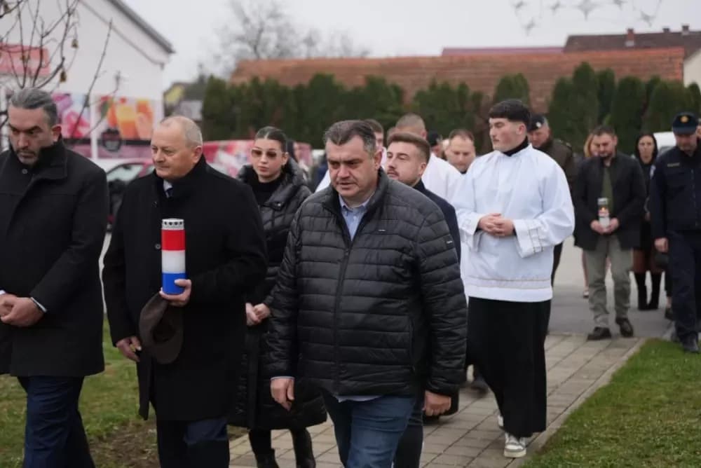 Polaganjem vijenaca i svečanom misom započelo obilježavanje Dana Općine Jakšić